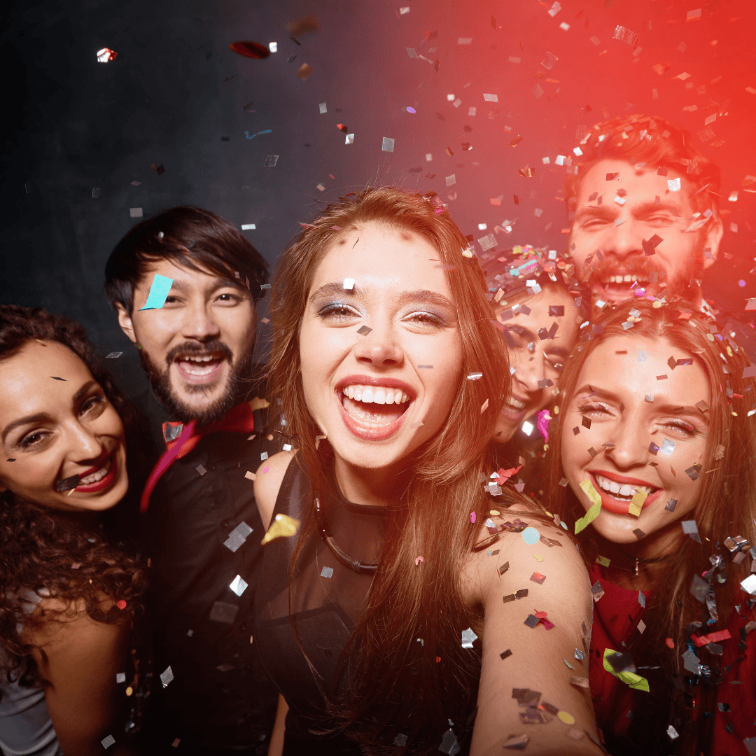 Freunde die Spaß haben bei einer Silvester Party mit Konfetti