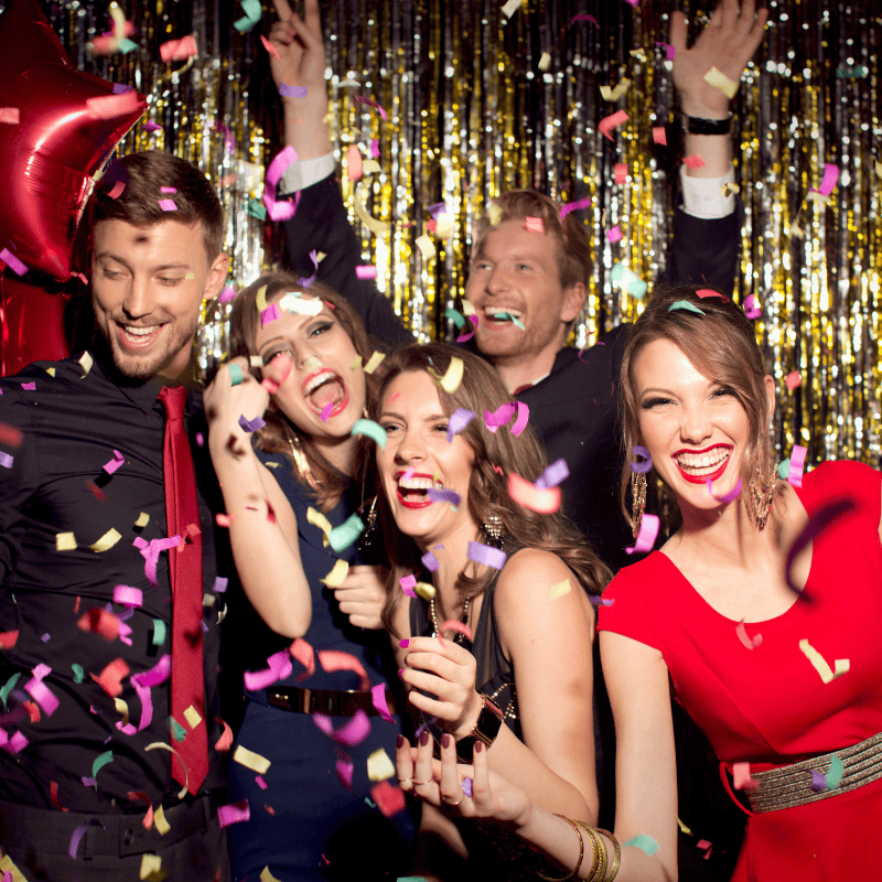Freunde mit guter Laune bei einer Silvesterparty